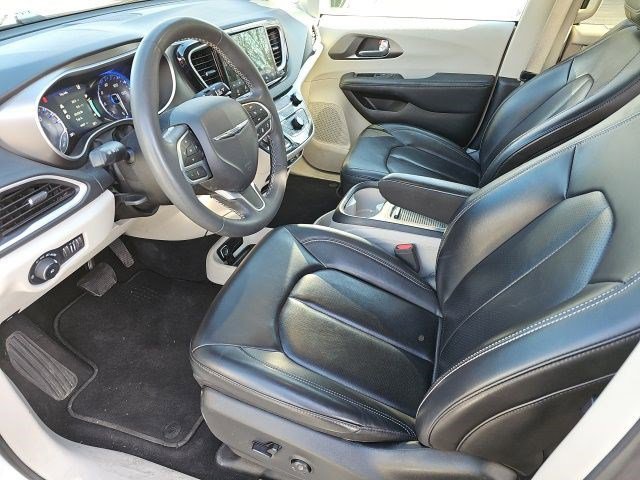 Used 2023 Chrysler Pacifica Touring-L image 18