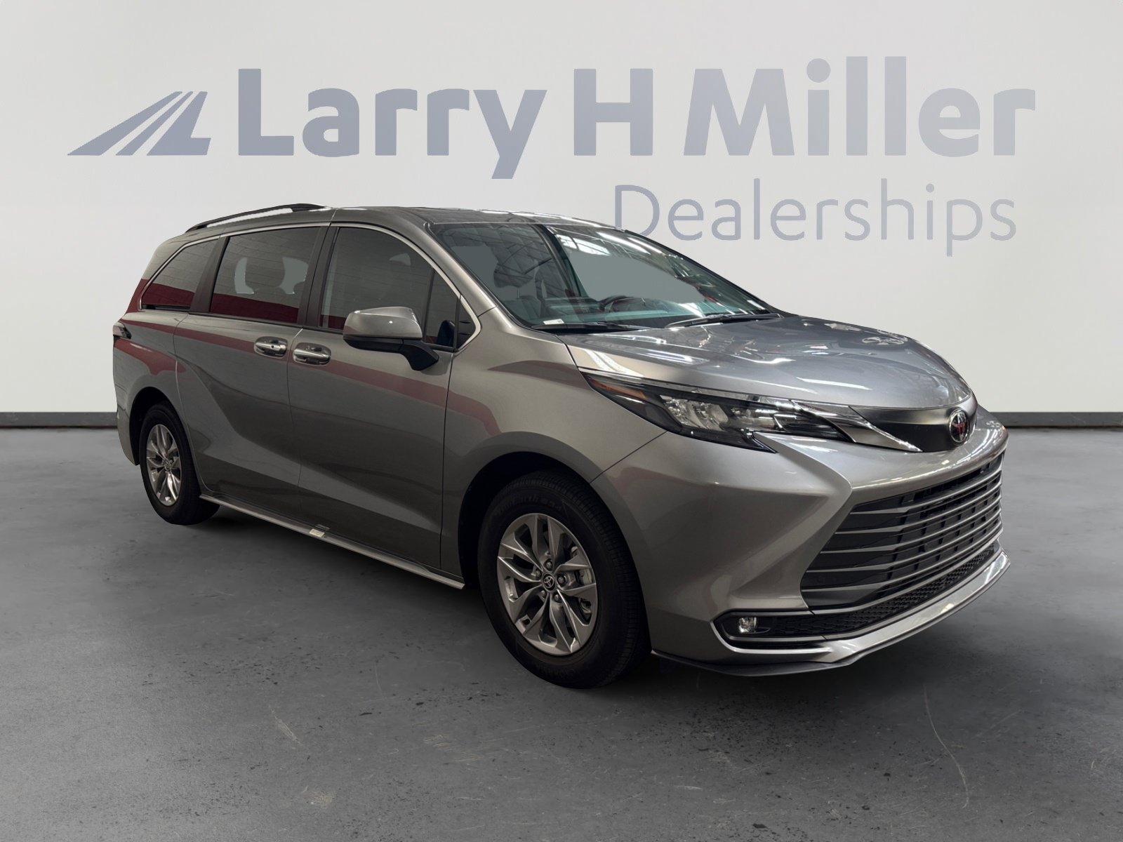 Certified 2026 Toyota Sienna XLE FWD image 7