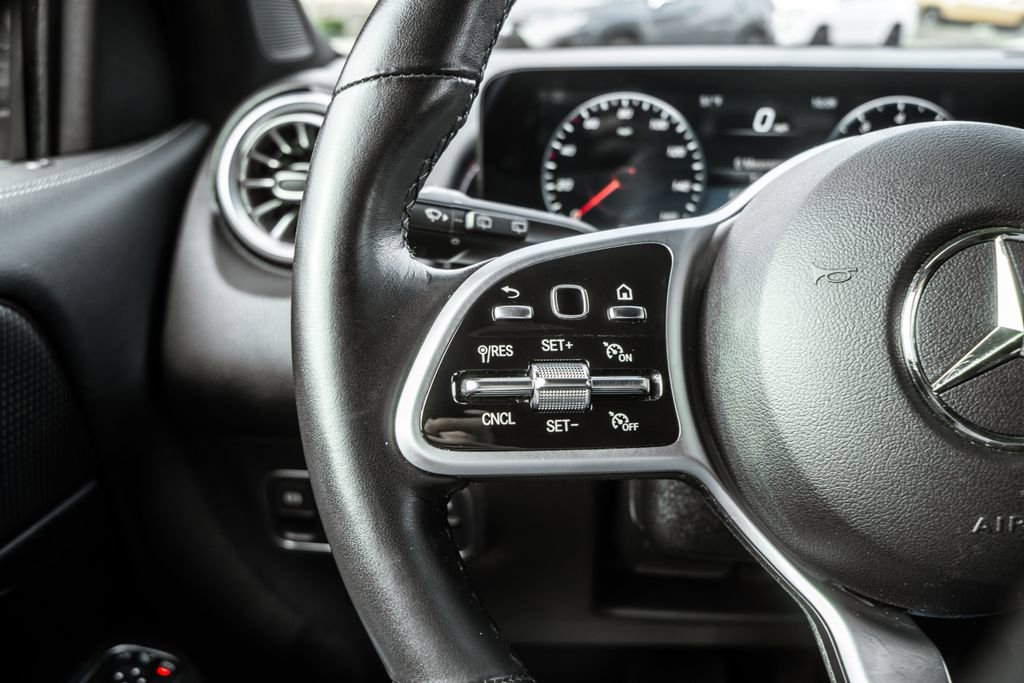 Used 2022 Mercedes-Benz GLB 250 4MATIC w/ Premium Package Lite image 21