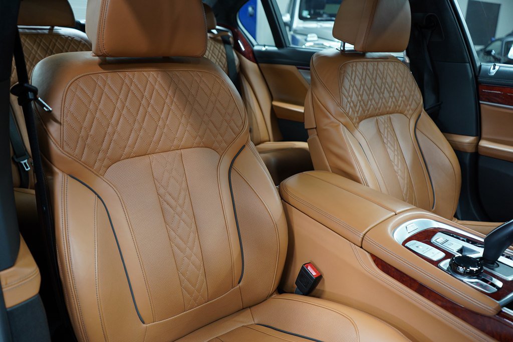 Used 2022 BMW ALPINA B7 xDrive w/ Luxury Rear Seating Package AWD/4WD image 25