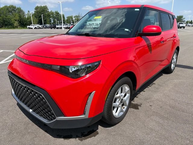 Used 2024 Kia Soul LX w/ Option Group 015 FWD image 2