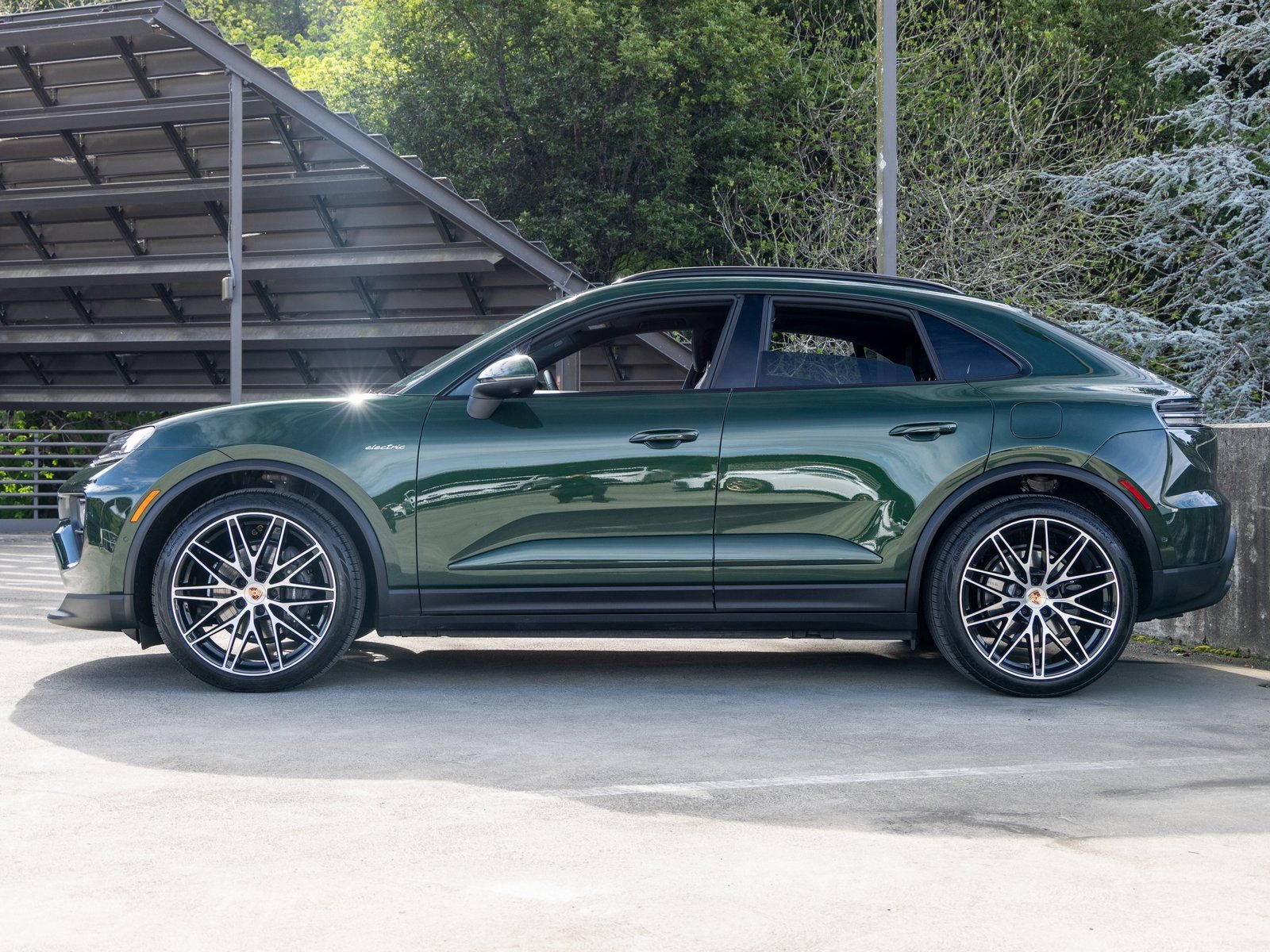 Certified 2025 Porsche Macan Electric image 2
