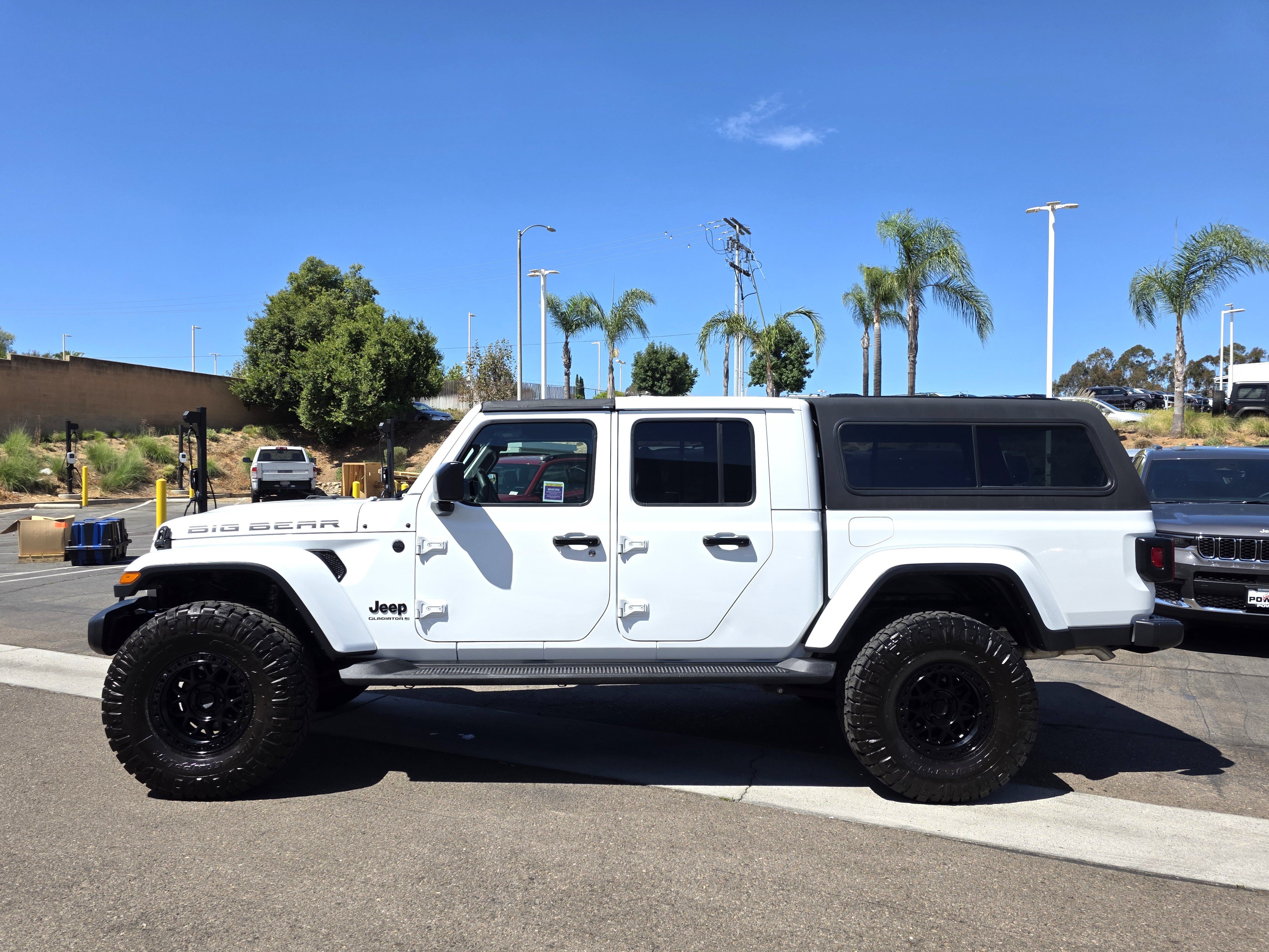 Used 2025 Jeep Gladiator Sport AWD/4WD image 2