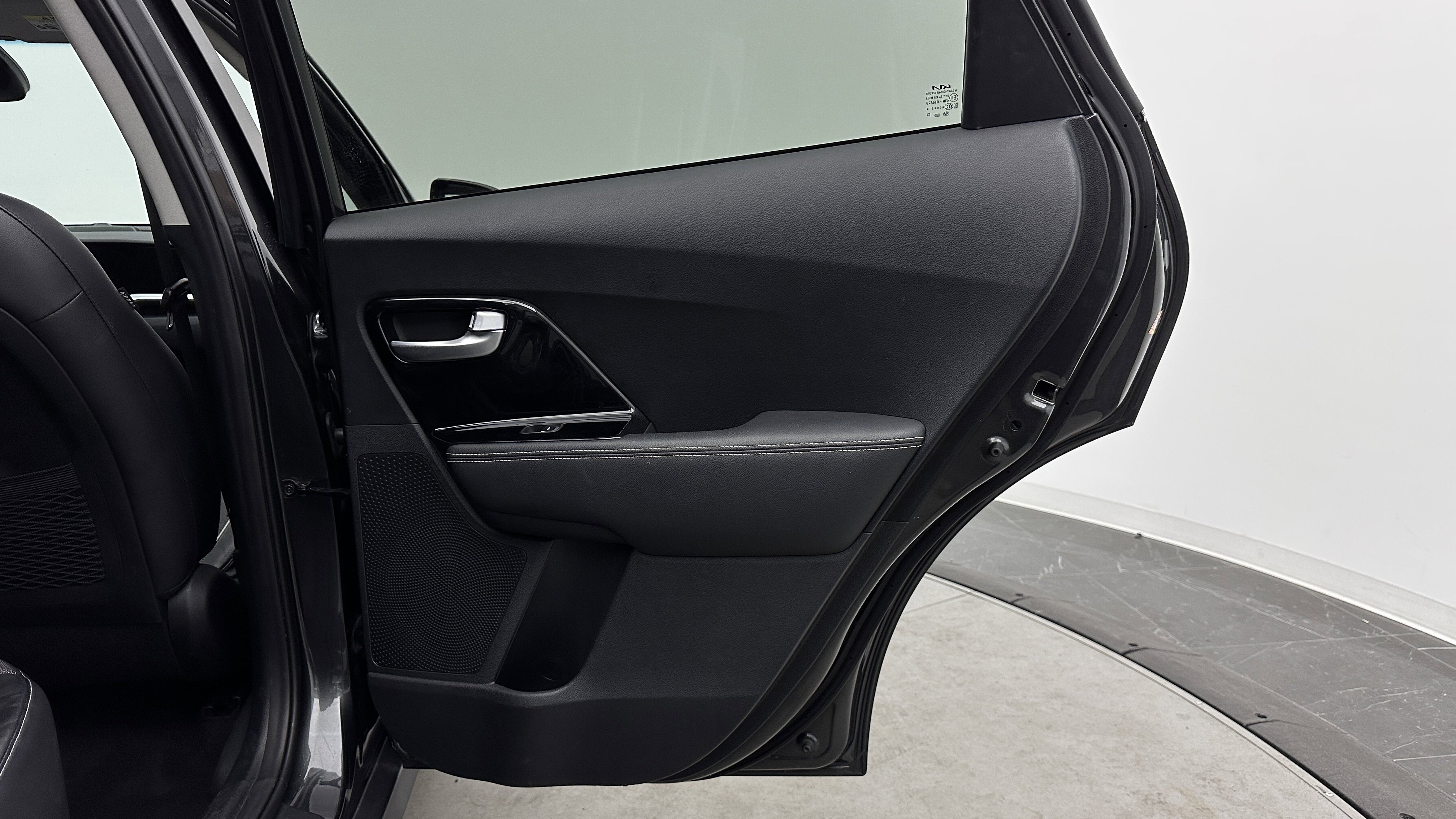 Used 2022 Kia Niro EX FWD image 32