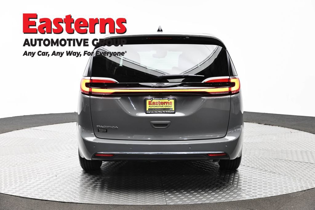 Used 2023 Chrysler Pacifica Touring-L FWD image 6