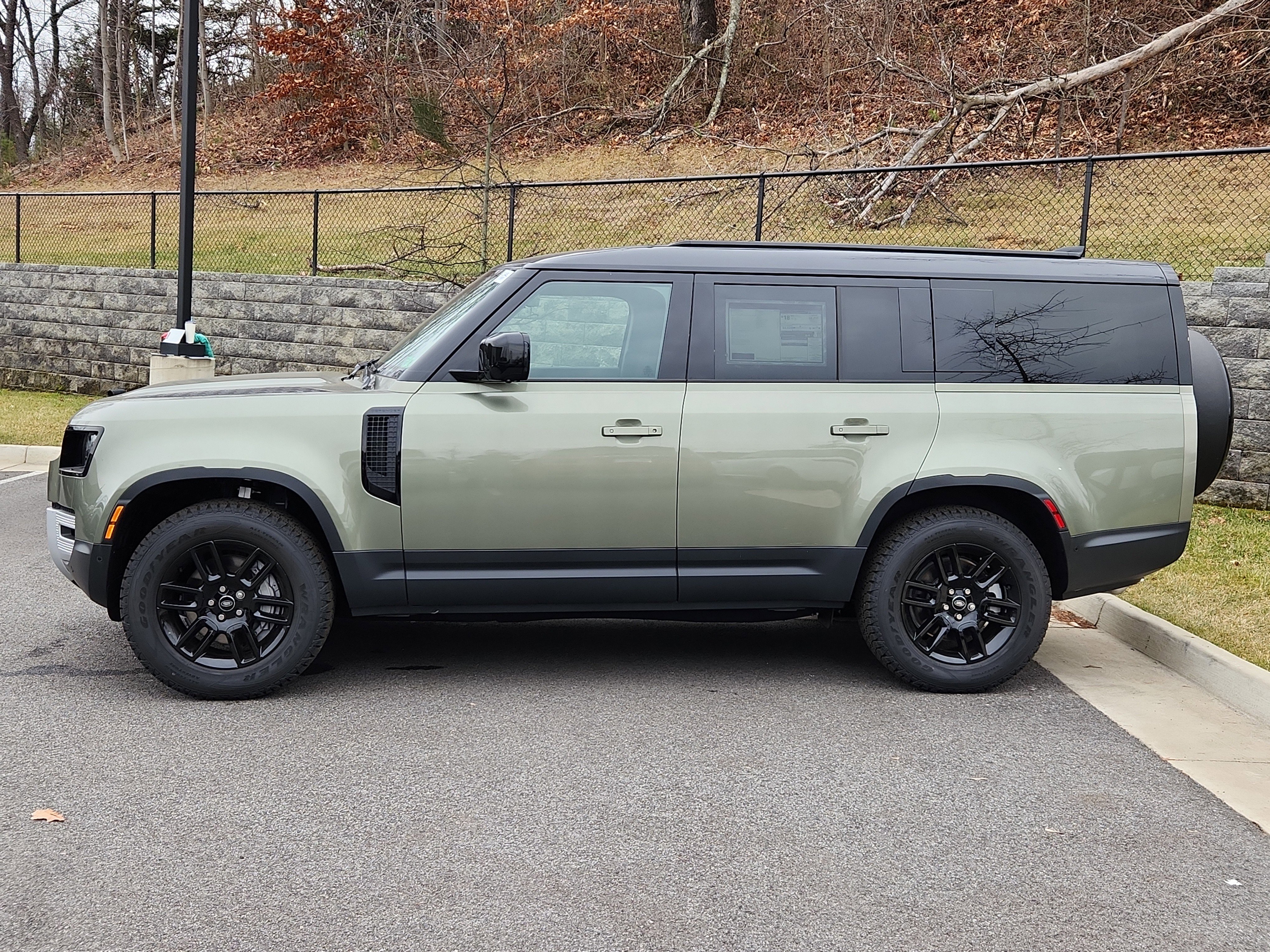 Used 2025 Land Rover Defender 130 S image 6