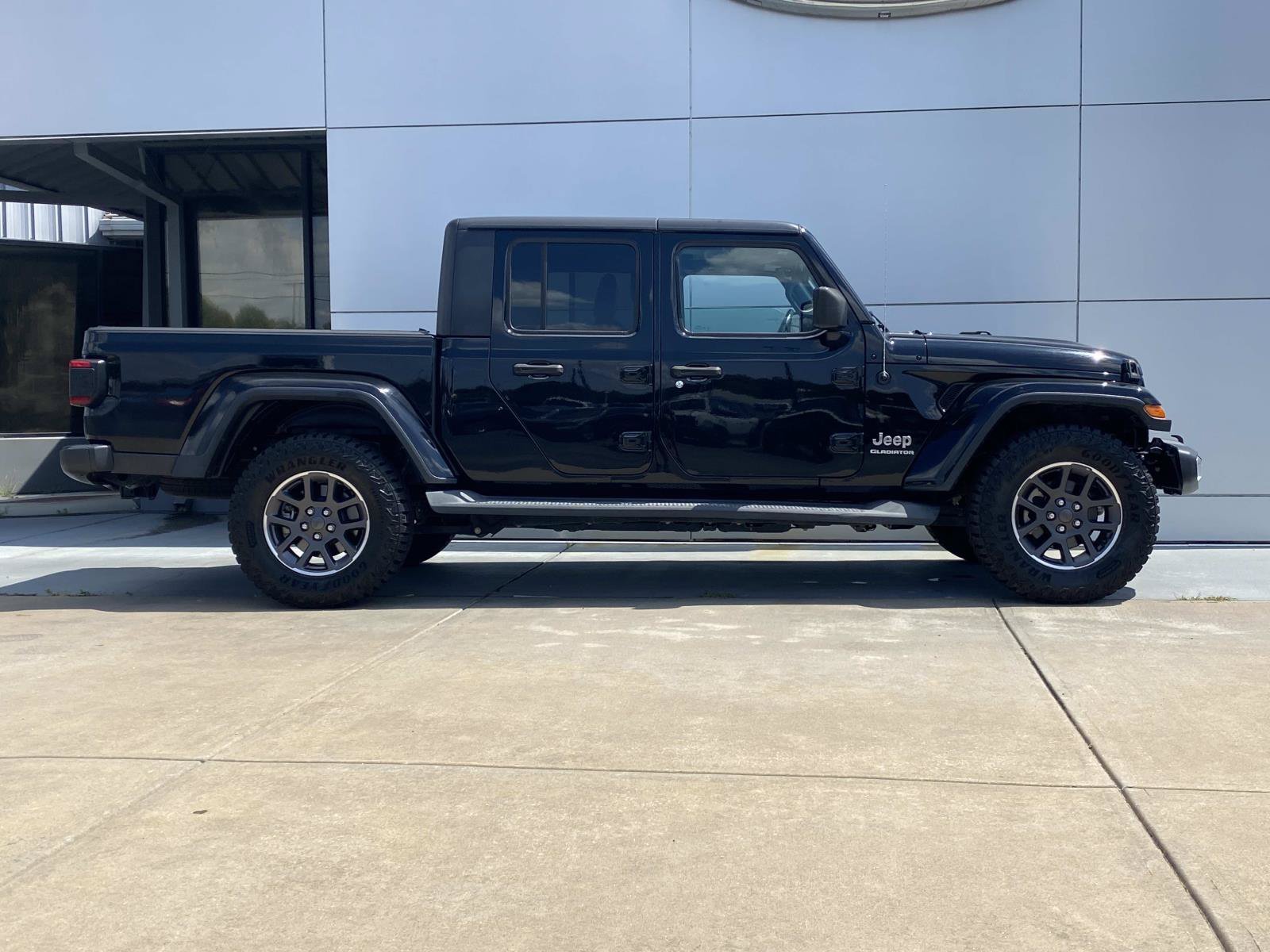 Used 2020 Jeep Gladiator Overland AWD/4WD image 3