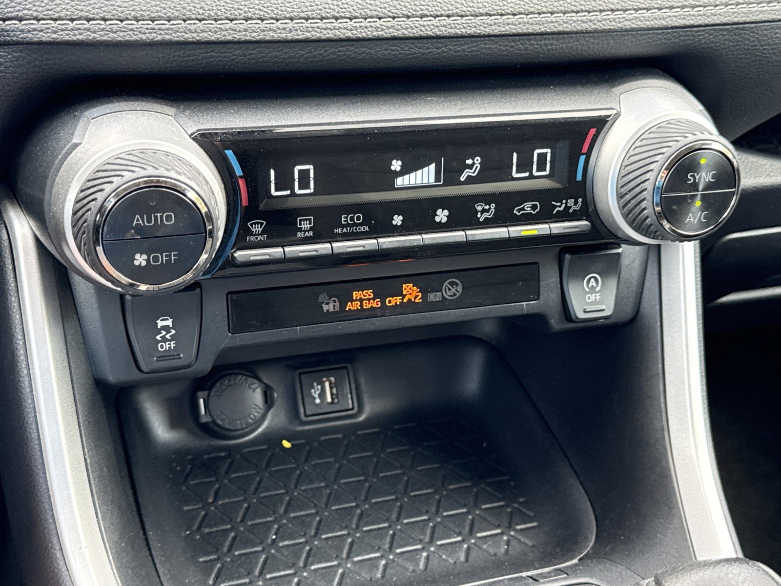 Used 2024 Toyota RAV4 XLE FWD image 25