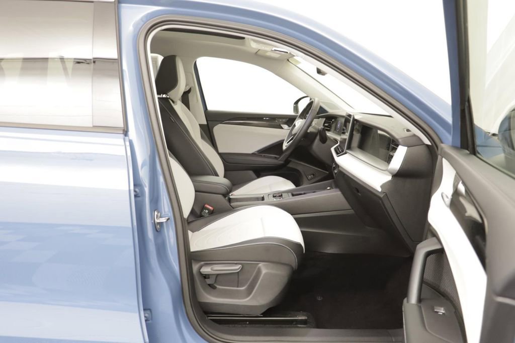 Used 2025 Volkswagen Tiguan SE w/ Panoramic Sunroof Package AWD/4WD image 18