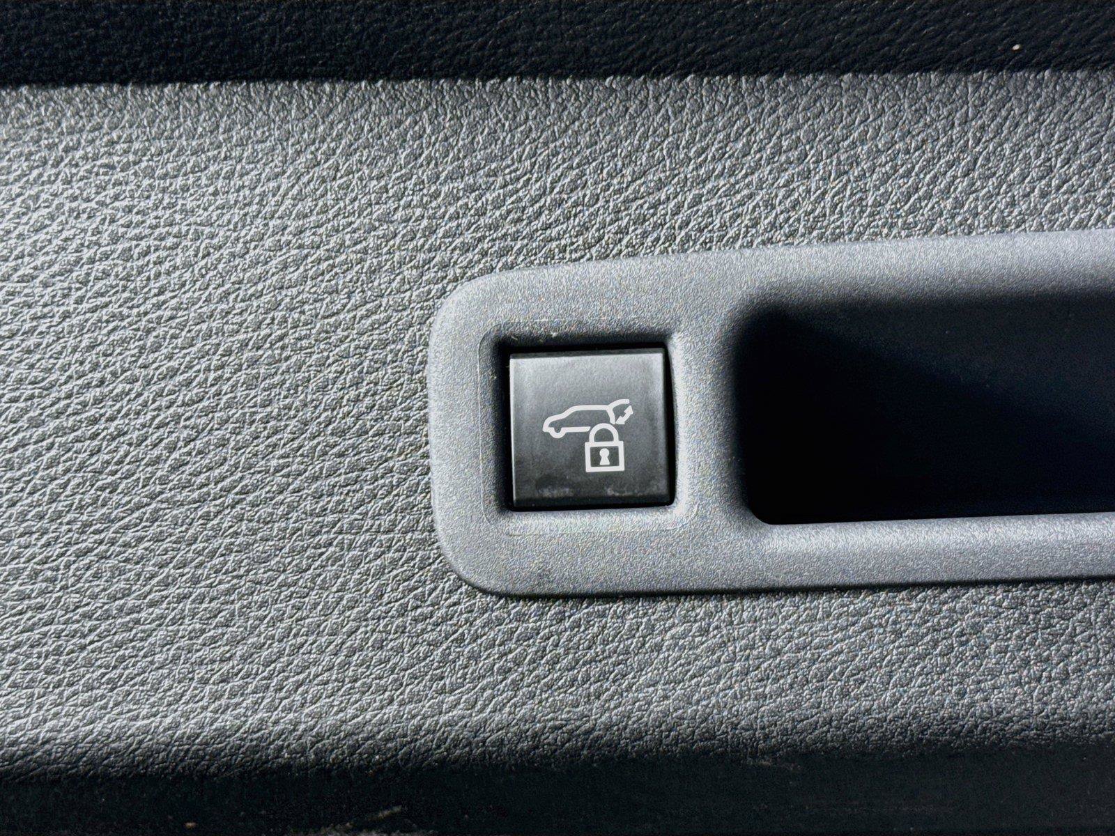 Certified 2025 Toyota Sienna Limited FWD image 42
