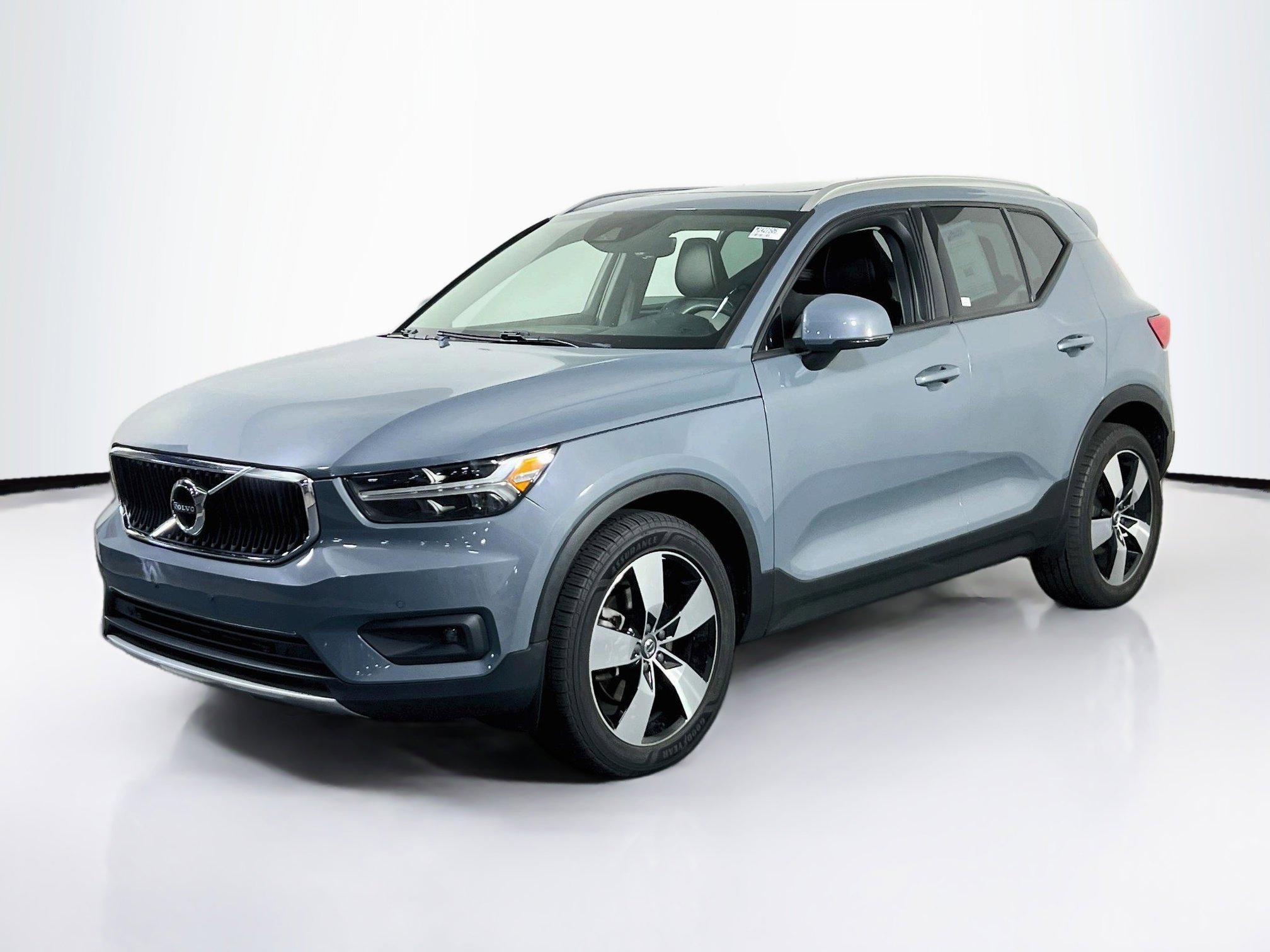Used 2021 Volvo XC40 T5 Momentum w/ Protection Package Premier AWD/4WD image 1