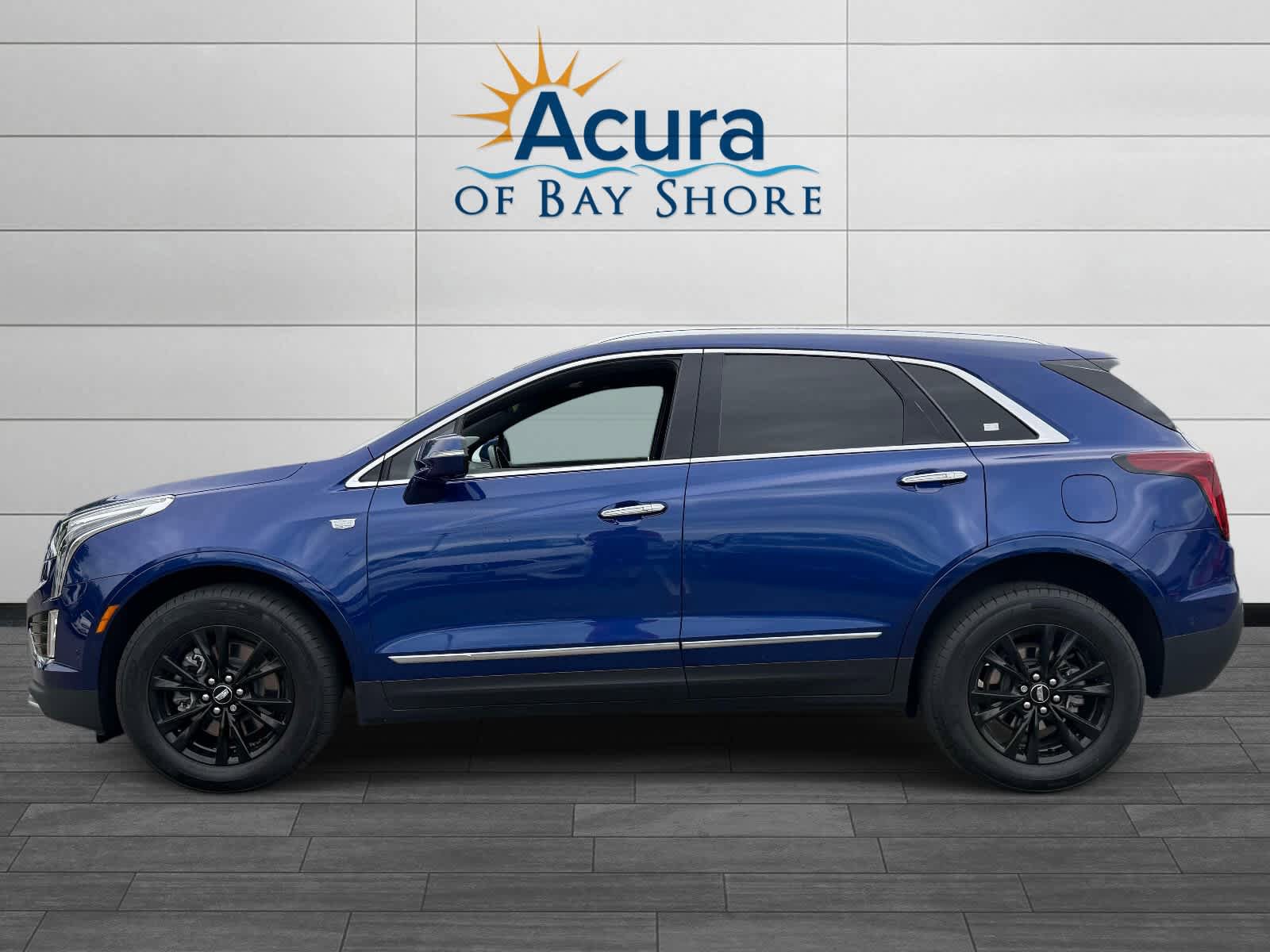 Used 2023 Cadillac XT5 Premium Luxury w/ Technology Package AWD/4WD image 4