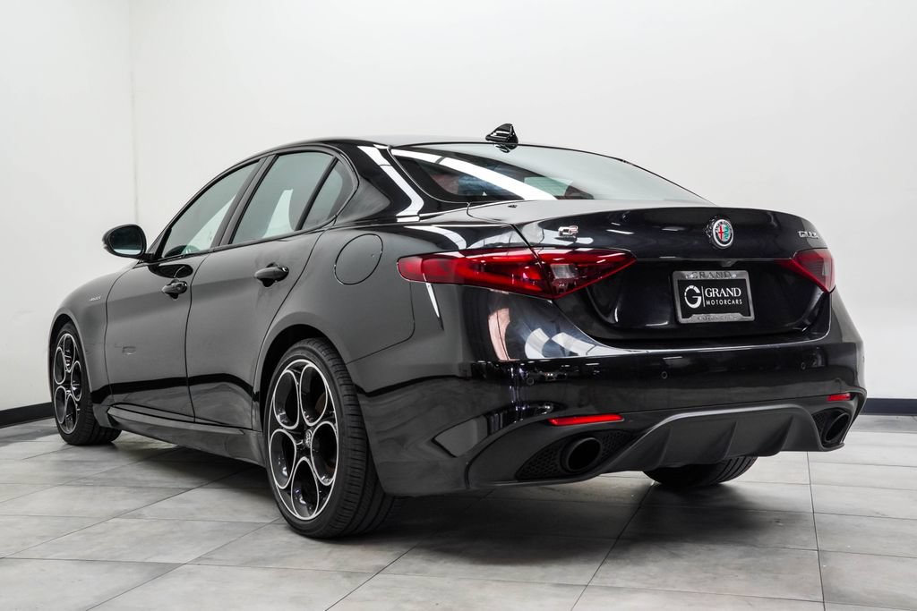 Used 2023 Alfa Romeo Giulia Veloce RWD image 11