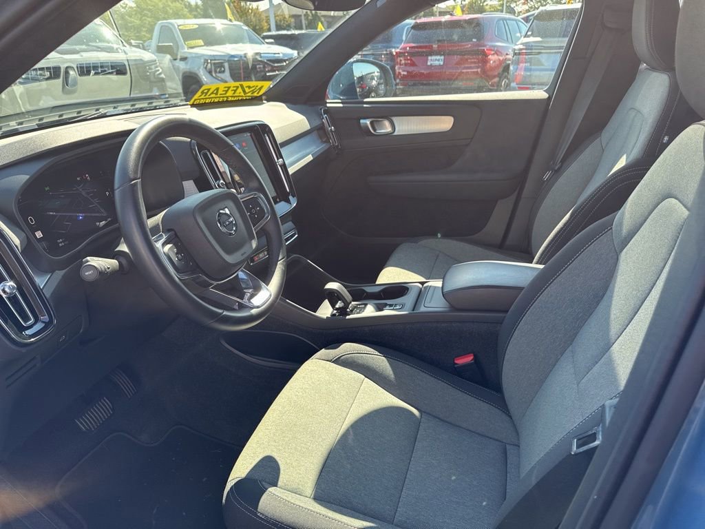 Used 2024 Volvo XC40 B5 Core image 13
