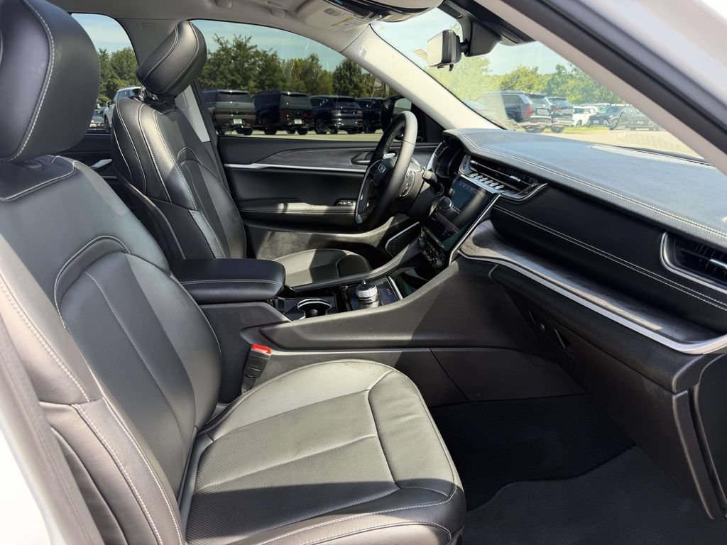 Used 2023 Jeep Grand Cherokee Limited w/ Luxury Tech Group II AWD/4WD image 28