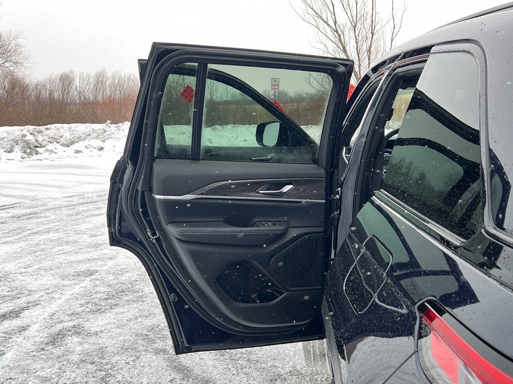 Used 2024 Jeep Grand Cherokee Limited w/ Black Appearance Package image 35