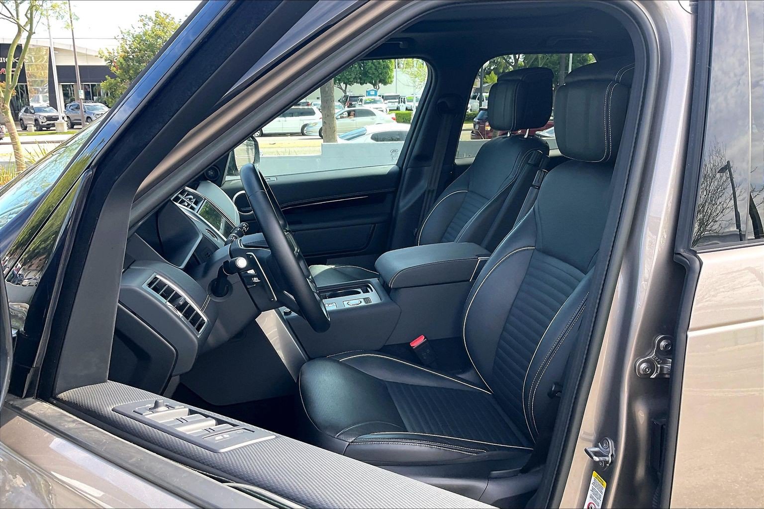 Used 2023 Land Rover Discovery HSE R-Dynamic AWD/4WD image 8