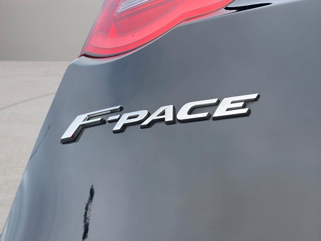 Used 2018 Jaguar F-PACE Premium image 19