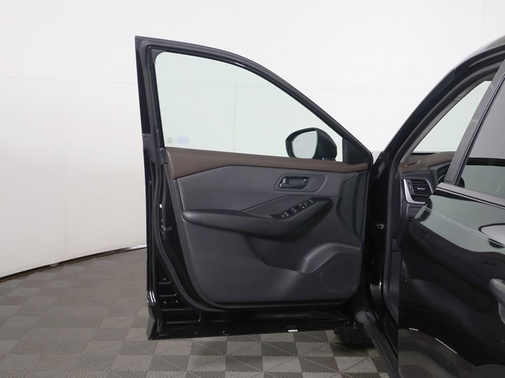 Used 2023 Nissan Rogue S AWD/4WD image 15