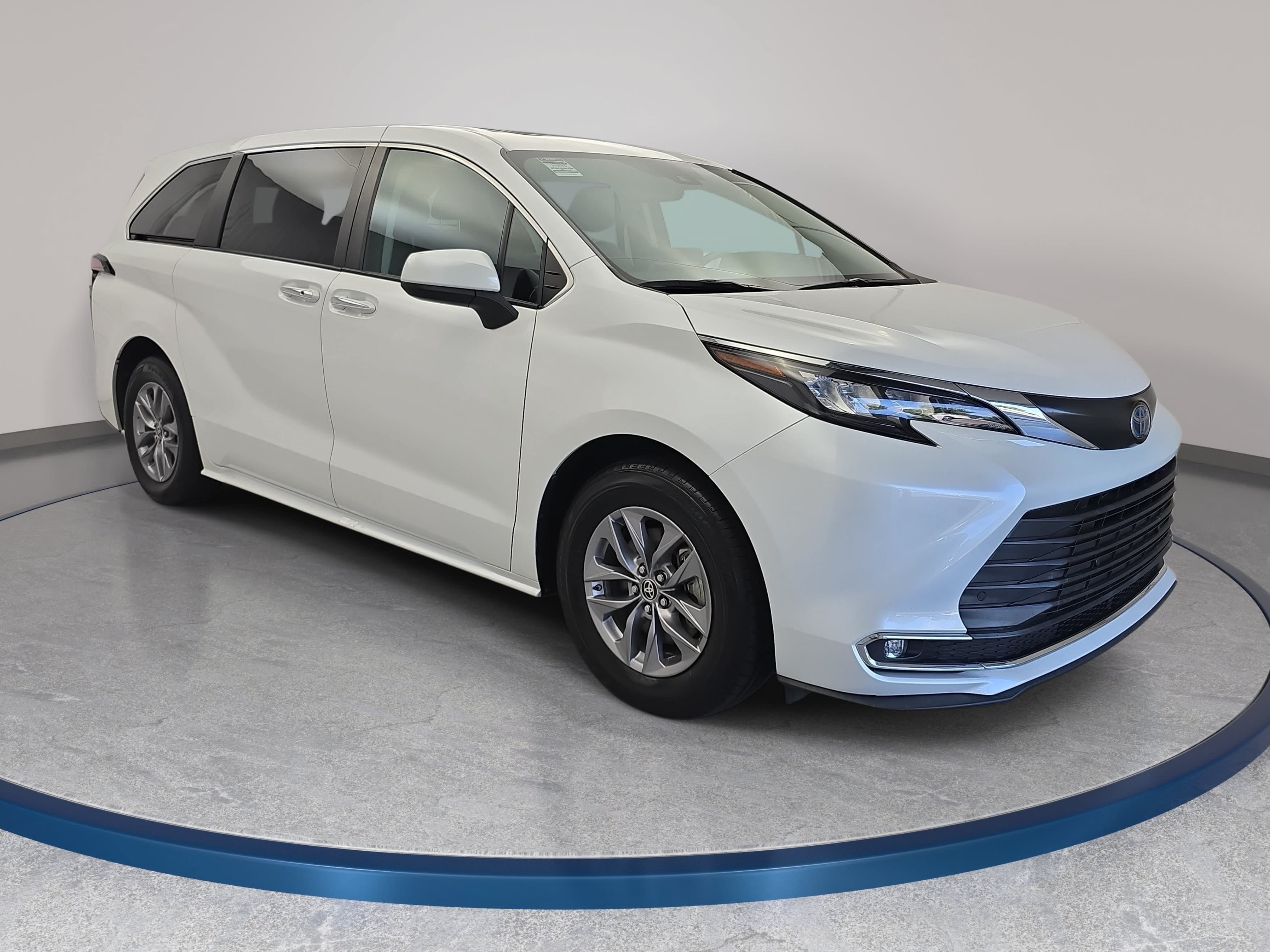 Used 2024 Toyota Sienna XLE FWD image 3