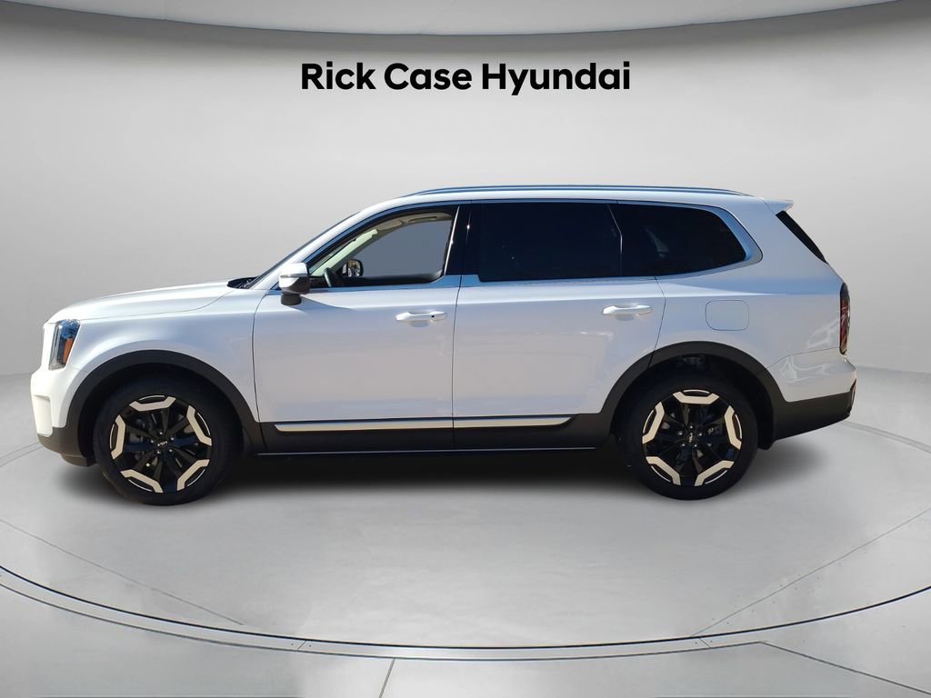 Used 2024 Kia Telluride EX w/ EX Captain's Chair Package image 3
