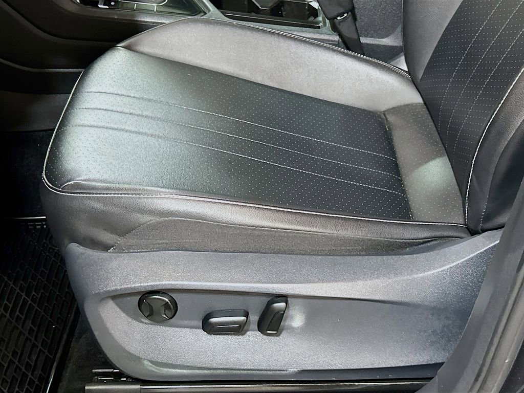 Used 2022 Volkswagen Tiguan SE R-Line FWD image 16