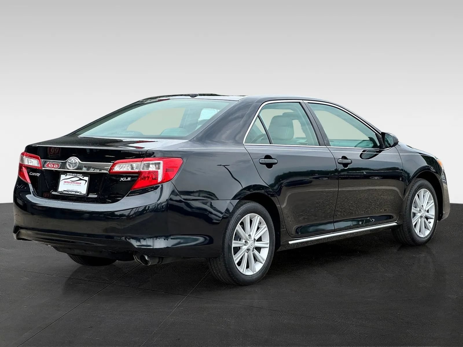 Used 2013 Toyota Camry XLE w/ Leather Pkg FWD image 7