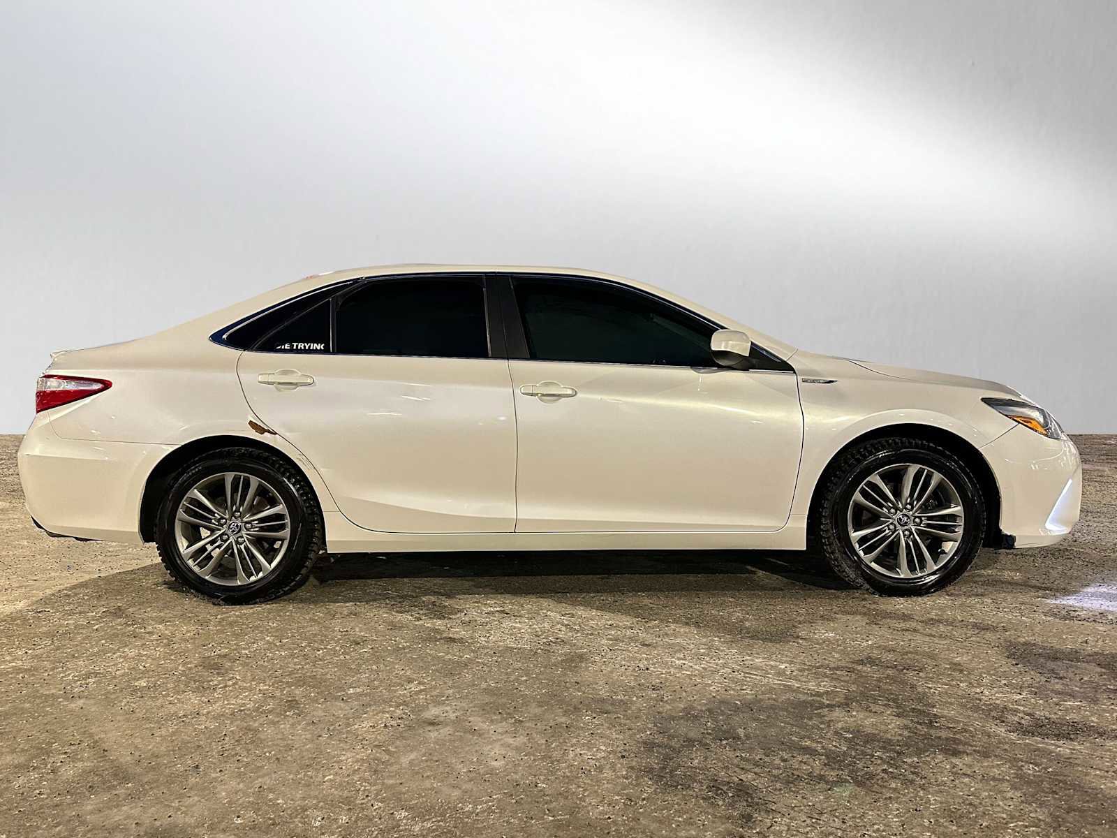 Used 2015 Toyota Camry SE image 2