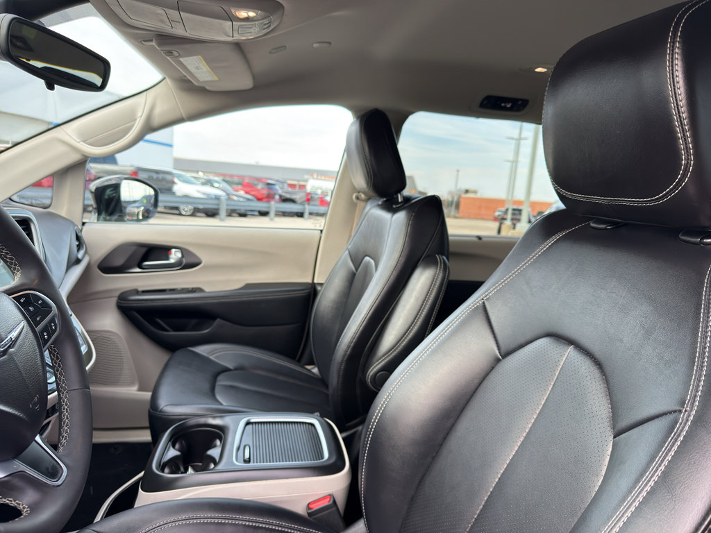 Used 2024 Chrysler Pacifica Touring-L image 25
