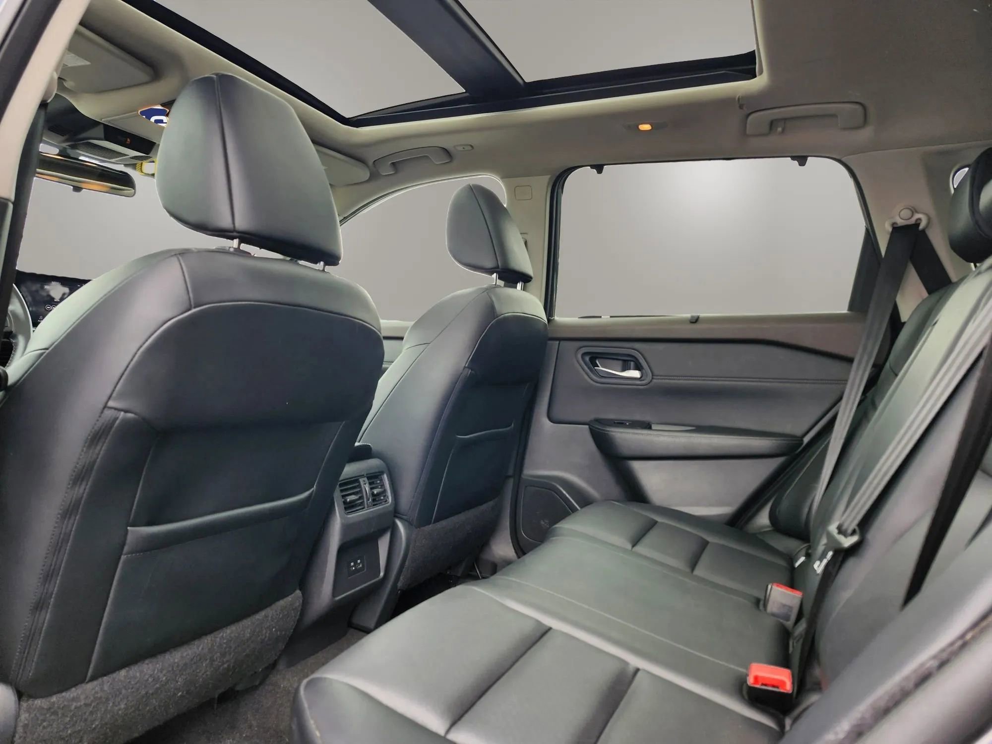 Used 2022 Nissan Rogue SV w/ SV Premium Package image 28