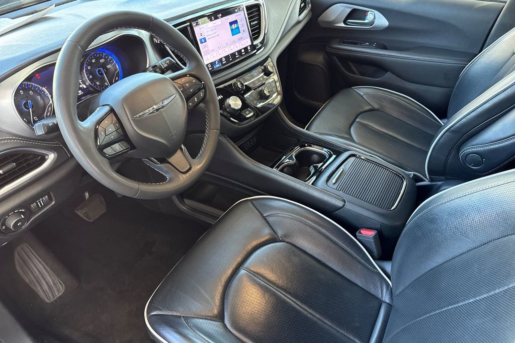 Used 2025 Chrysler Pacifica Limited image 5