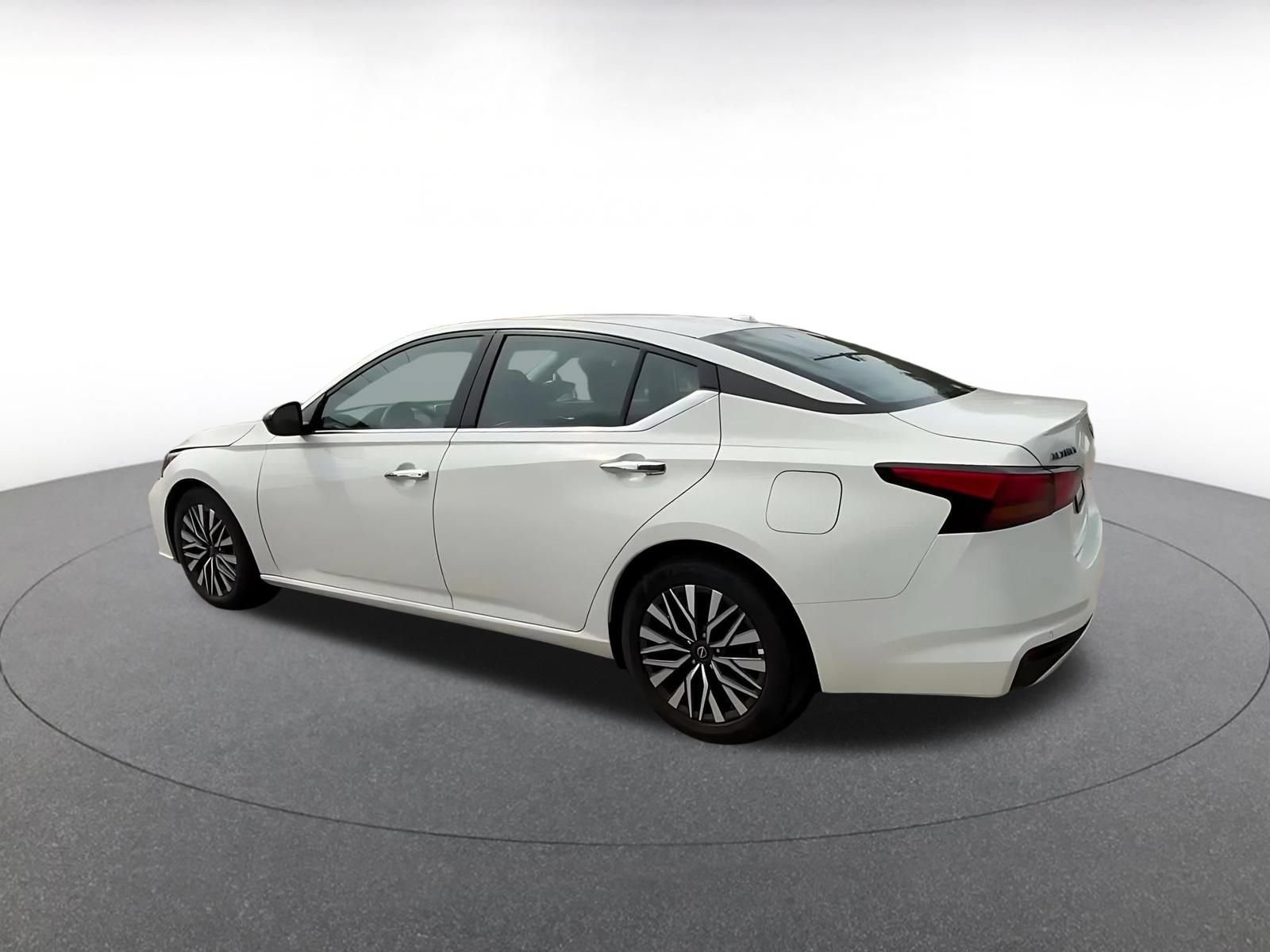 Used 2025 Nissan Altima 2.5 SV FWD image 10