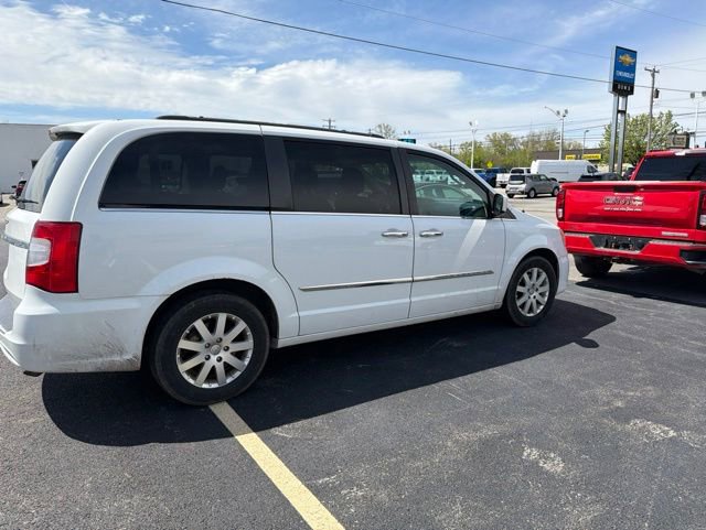 Used 2016 Chrysler Town & Country Touring w/ Driver Convenience Group FWD image 3