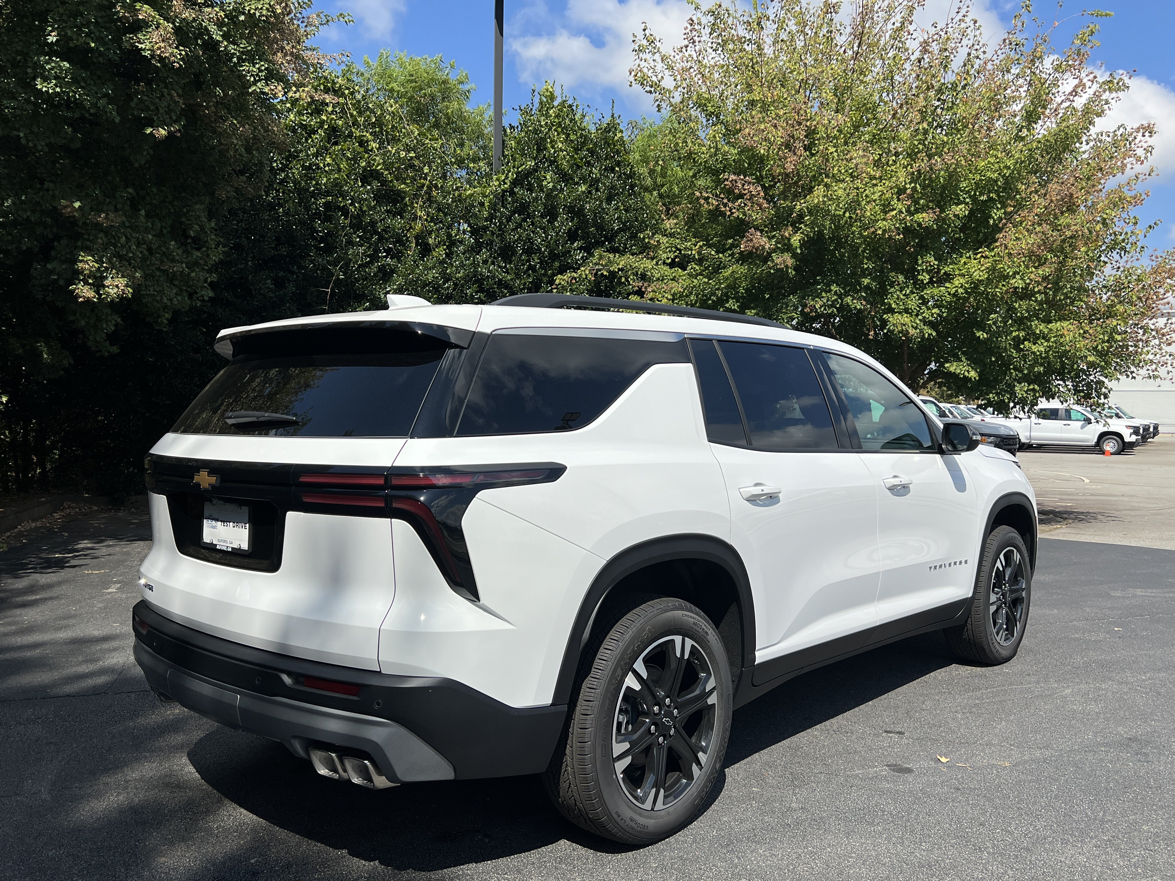 New 2027 Chevrolet Traverse LT w/ Sun and Wheel Package FWD image 9