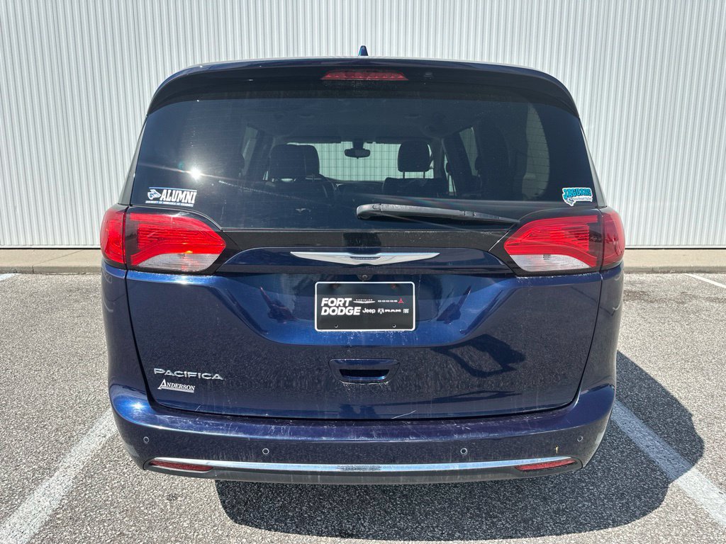 Used 2017 Chrysler Pacifica Touring-L FWD image 6