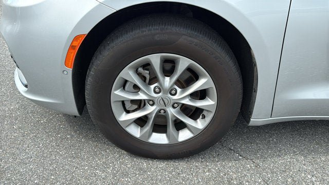 Certified 2024 Chrysler Pacifica Touring-L AWD/4WD image 11