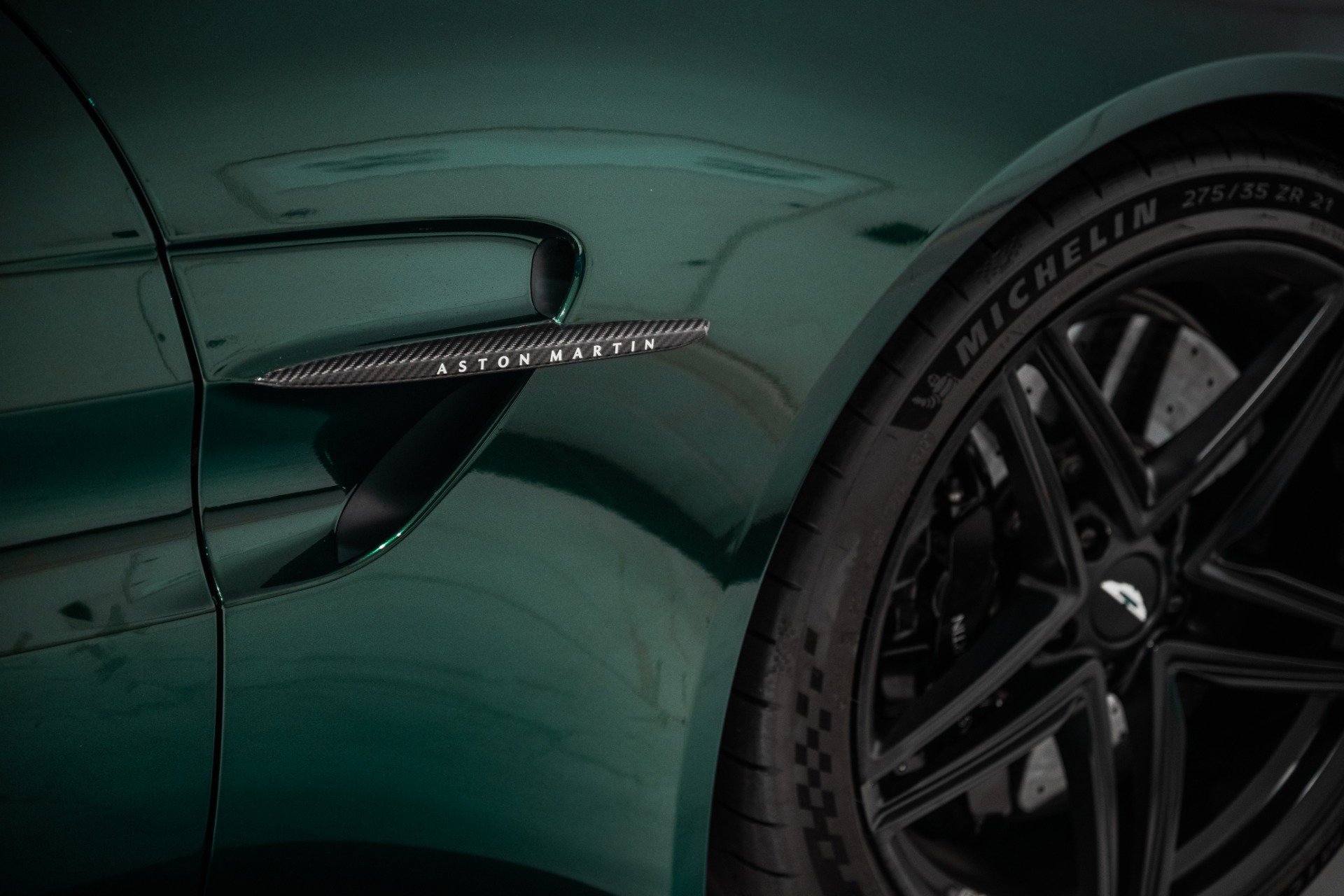 Used 2025 Aston Martin V8 Vantage Coupe RWD image 9