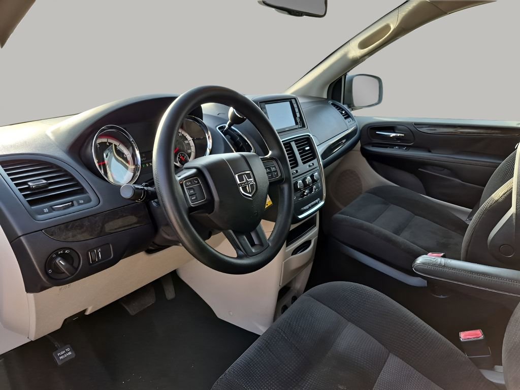 Used 2018 Dodge Grand Caravan SE w/ UConnect Hands-Free Group image 26