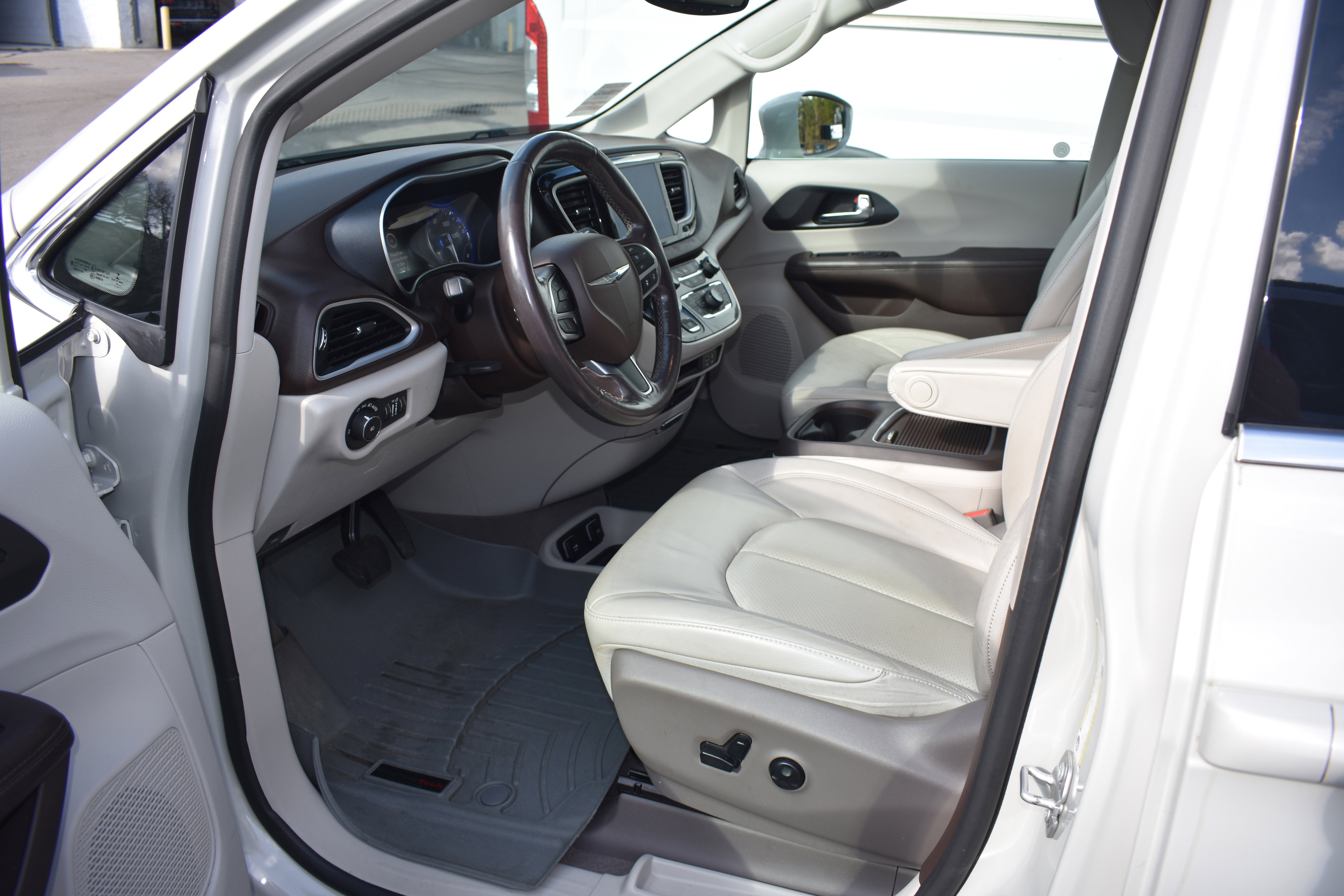 Used 2020 Chrysler Pacifica Touring-L Plus w/ Tire & Wheel Group image 12