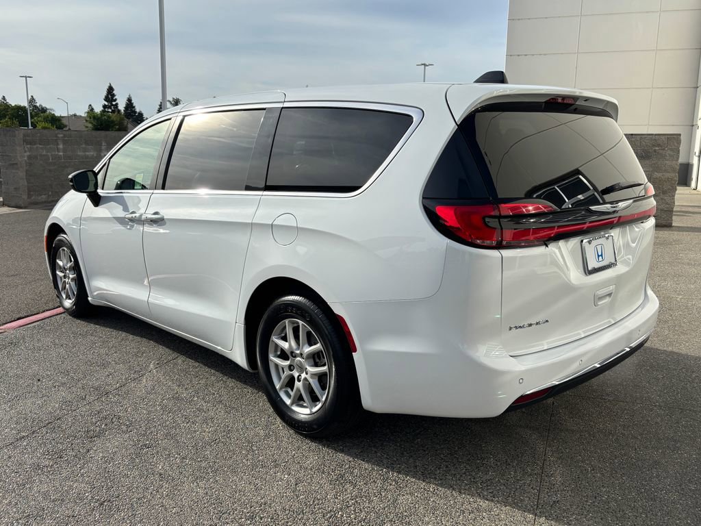 Used 2024 Chrysler Pacifica Touring-L FWD image 7