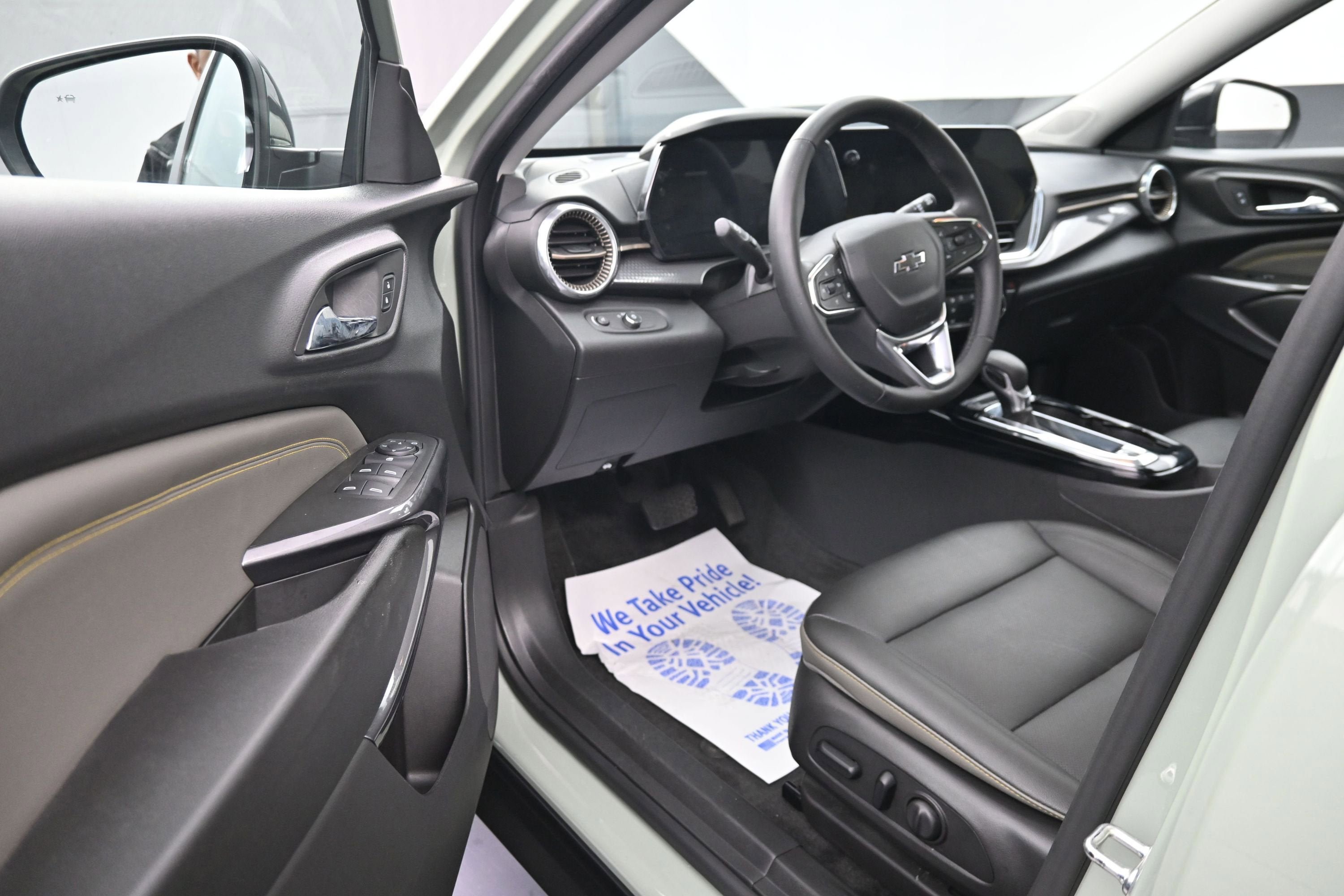 Used 2024 Chevrolet Trax ACTIV w/ Sunroof Package FWD image 9
