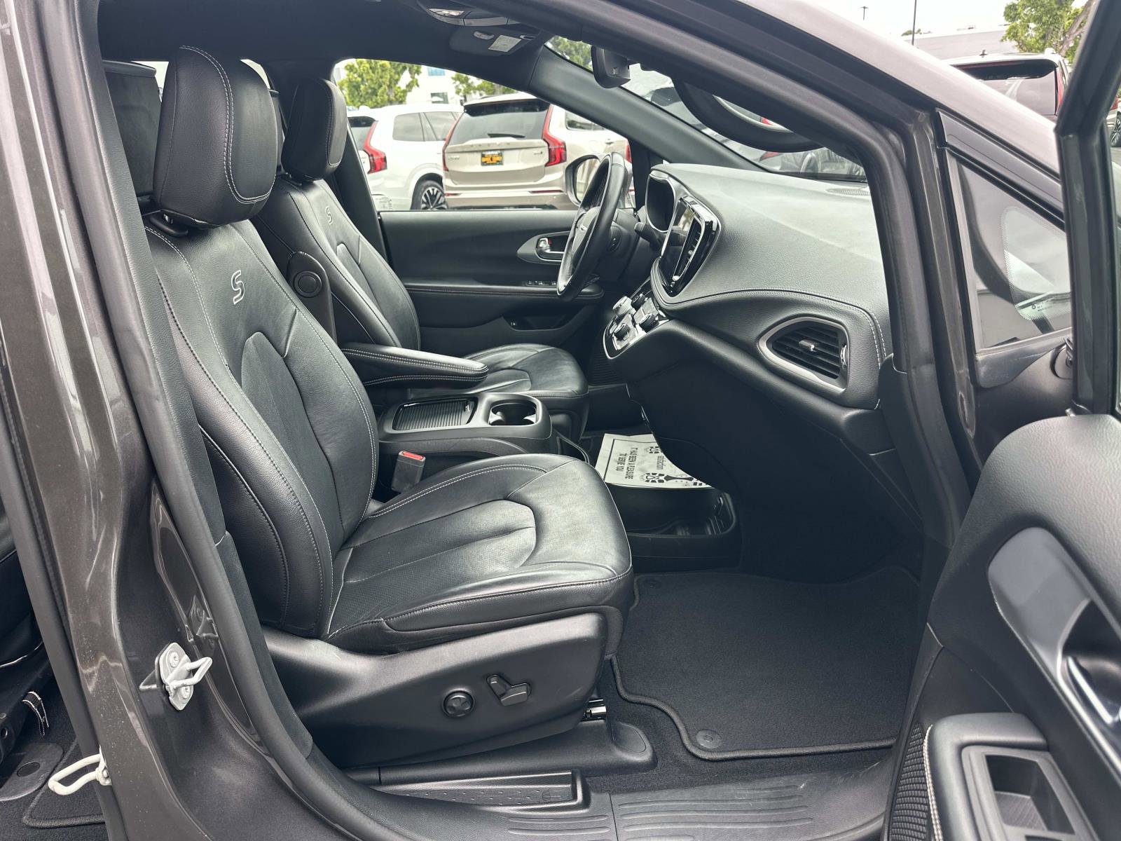 Used 2022 Chrysler Pacifica Touring-L w/ Uconnect Theater Family Group image 27