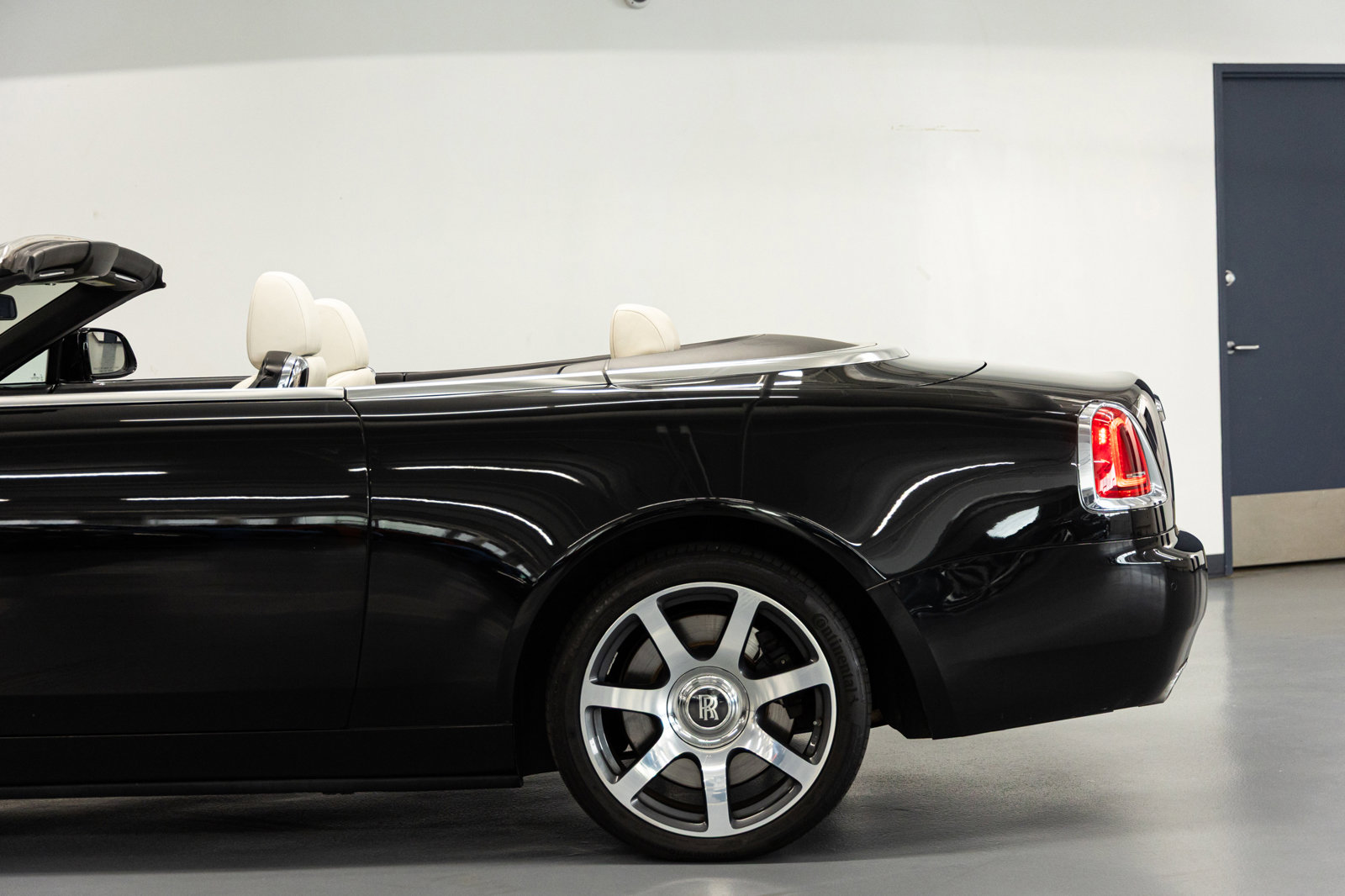 Used 2017 Rolls-Royce Dawn RWD image 21