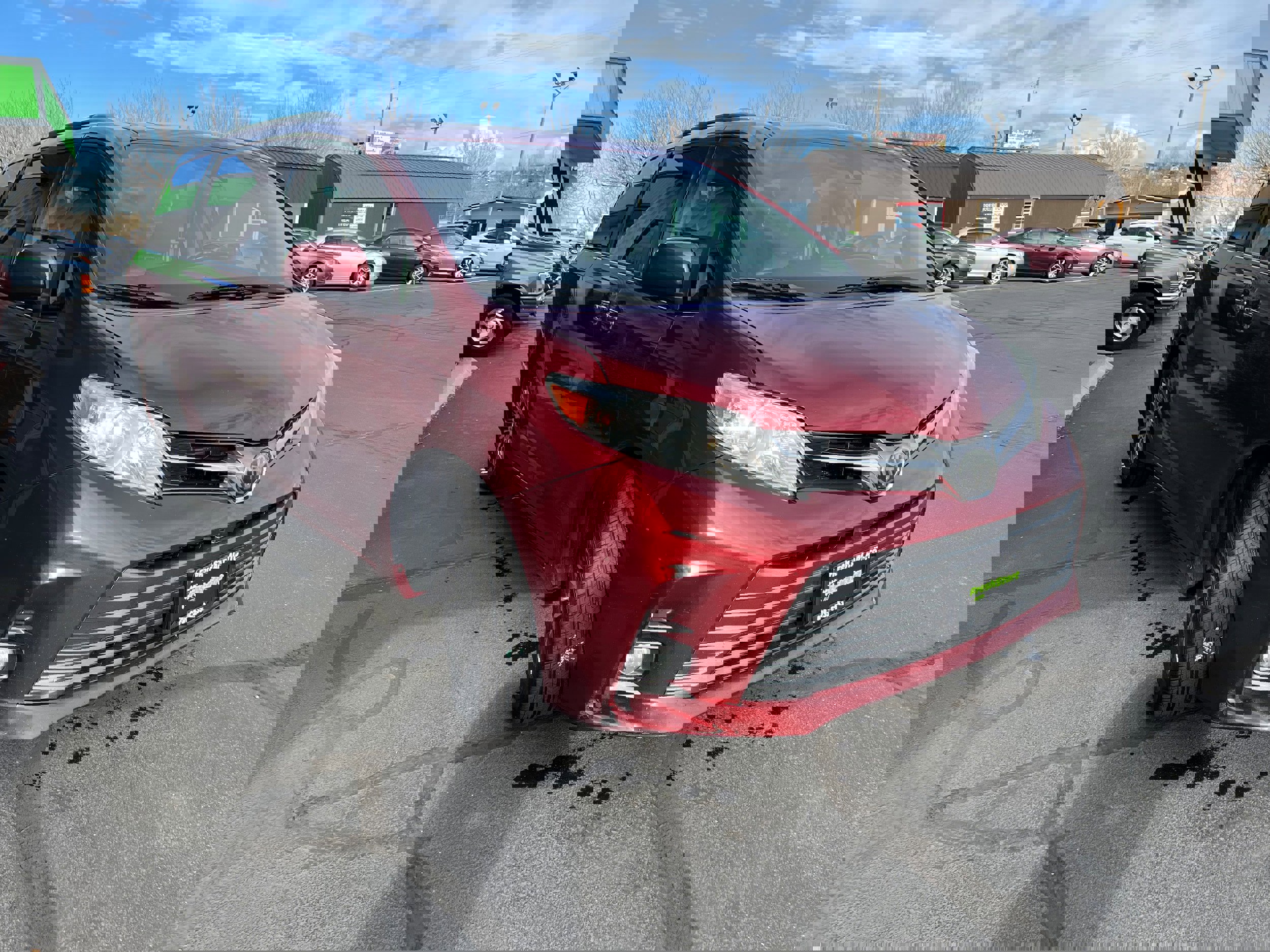 Used 2018 Toyota Sienna XLE image 3