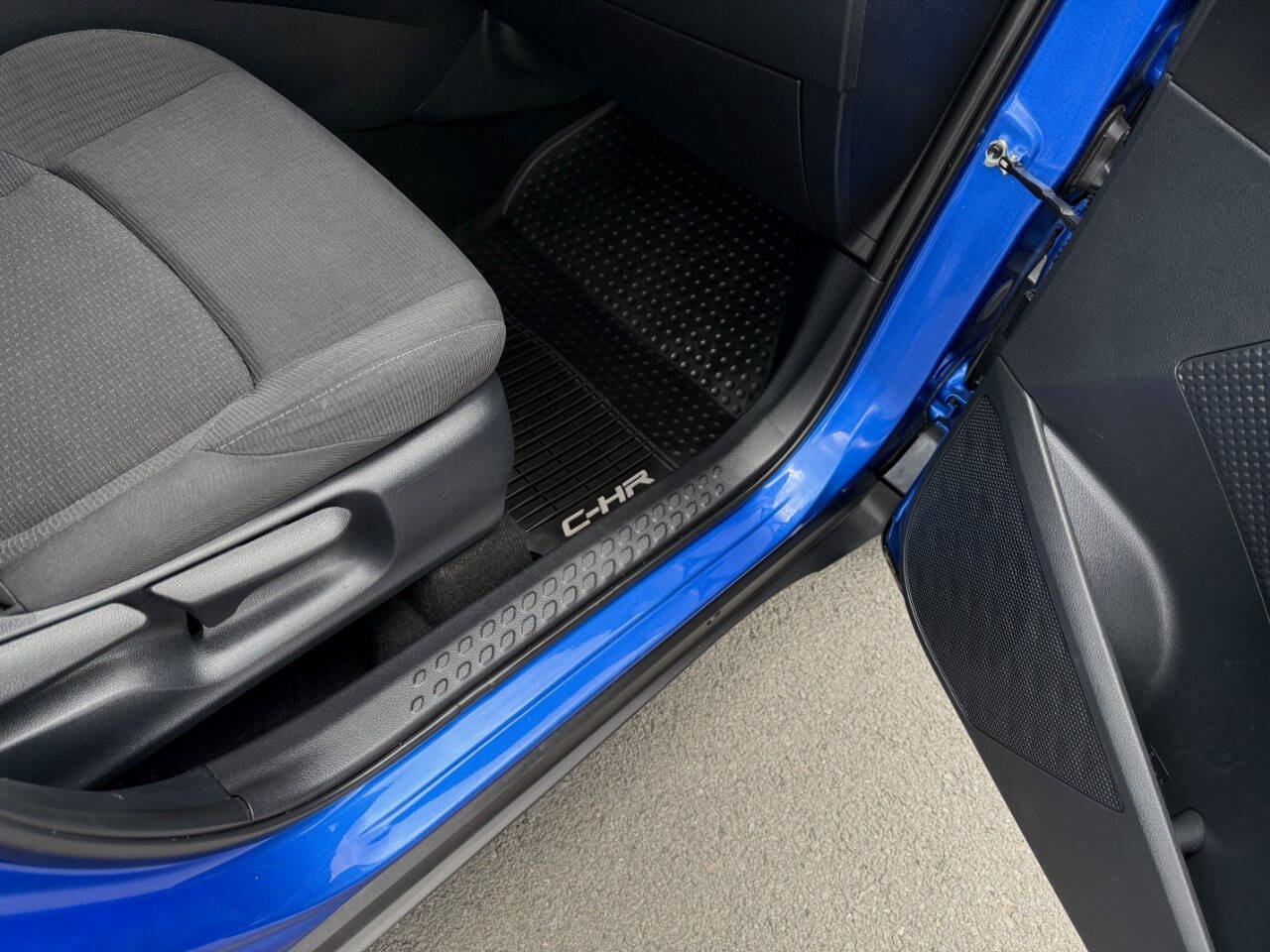 Used 2018 Toyota C-HR XLE image 32