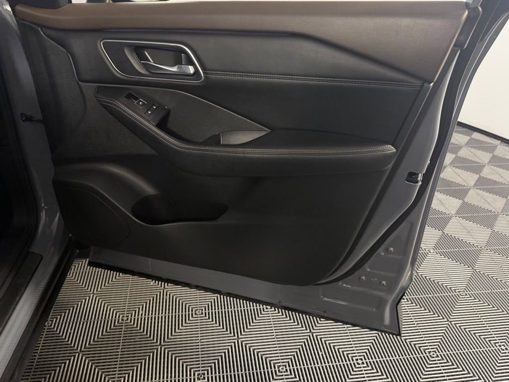 Used 2022 Nissan Rogue Platinum w/ Head-Up Display Package FWD image 30