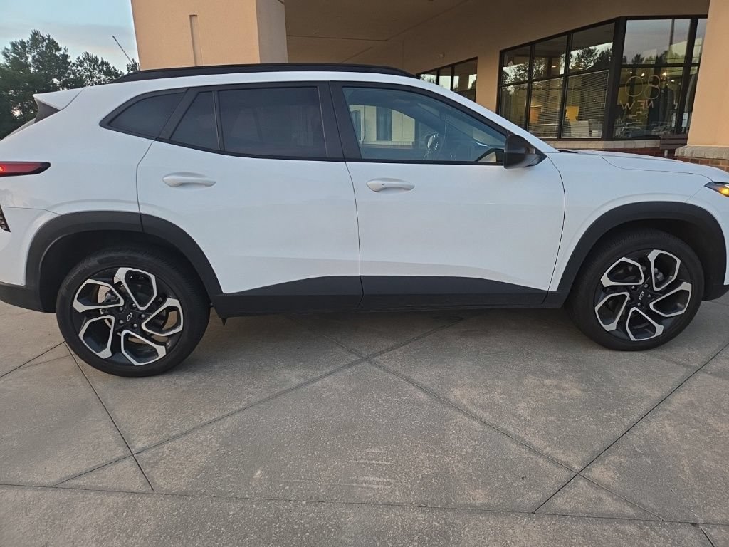 Used 2025 Chevrolet Trax RS FWD image 7