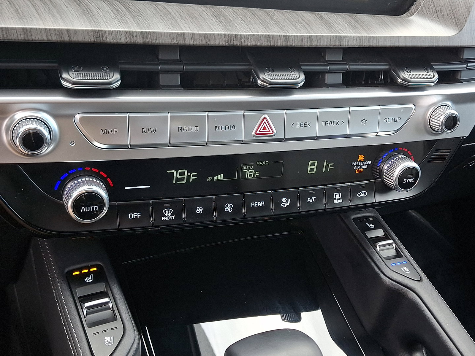 Used 2023 Kia Telluride EX w/ EX Captain's Chair Package image 18