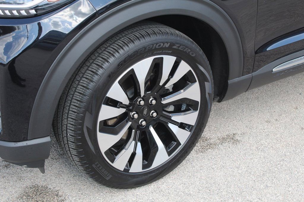 Used 2025 Ford Explorer Platinum w/ LUX Leather Package image 6