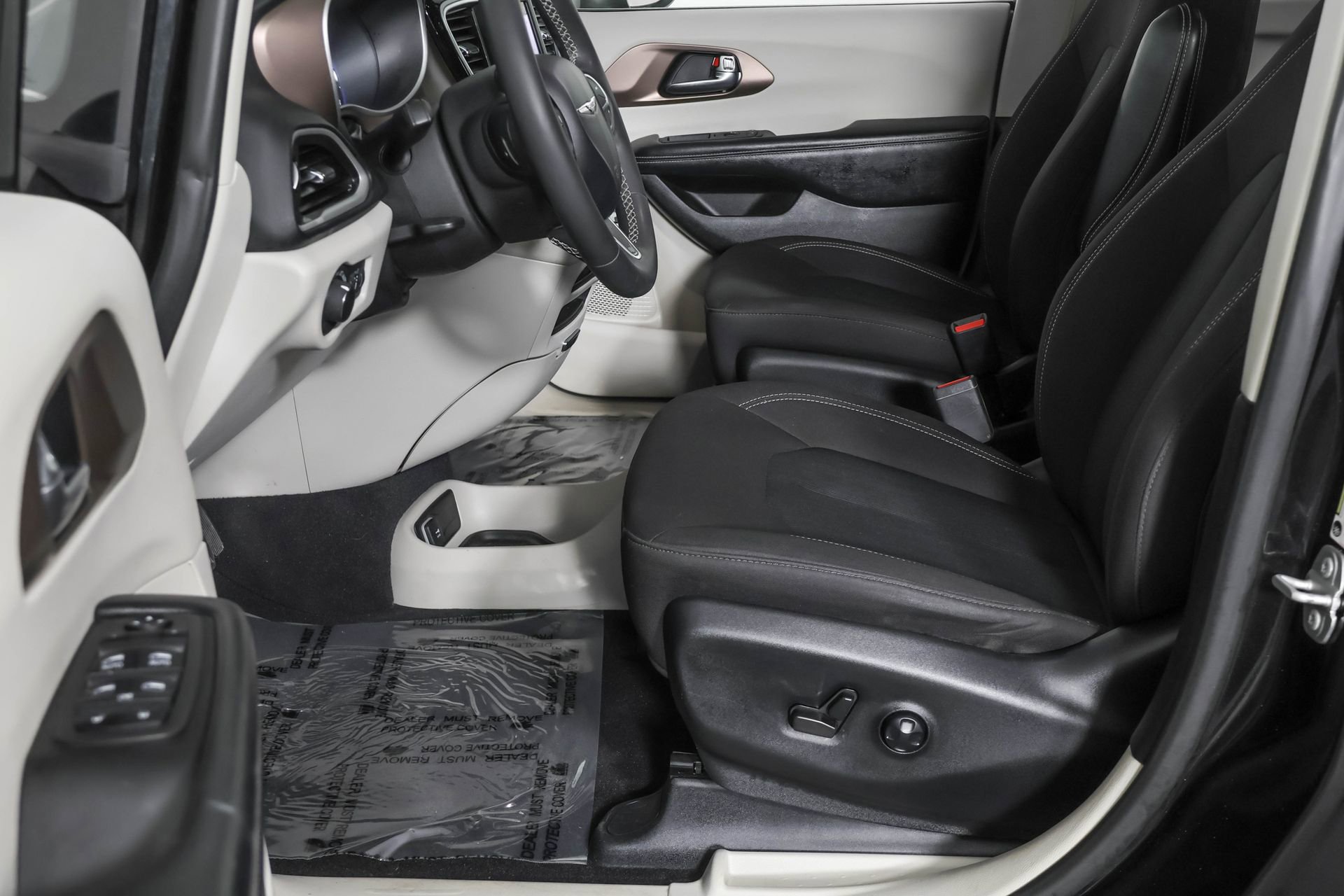 Used 2022 Chrysler Voyager LX image 22